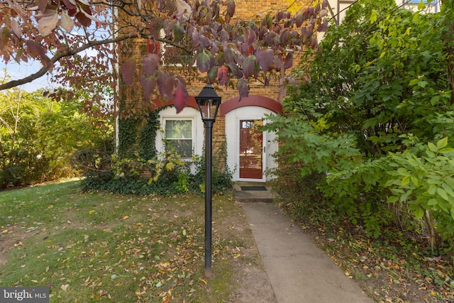 view of front of property featuring a front lawn