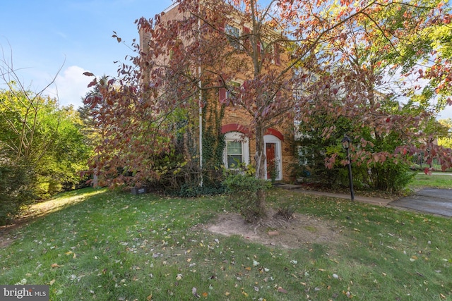 obstructed view of property featuring a front lawn