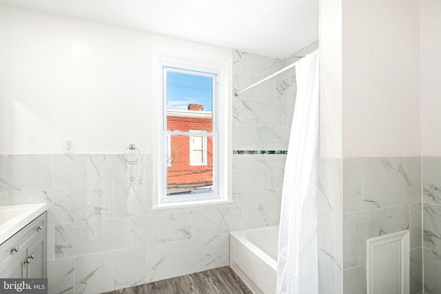 bathroom featuring hardwood / wood-style flooring, vanity, shower / tub combo, and a healthy amount of sunlight