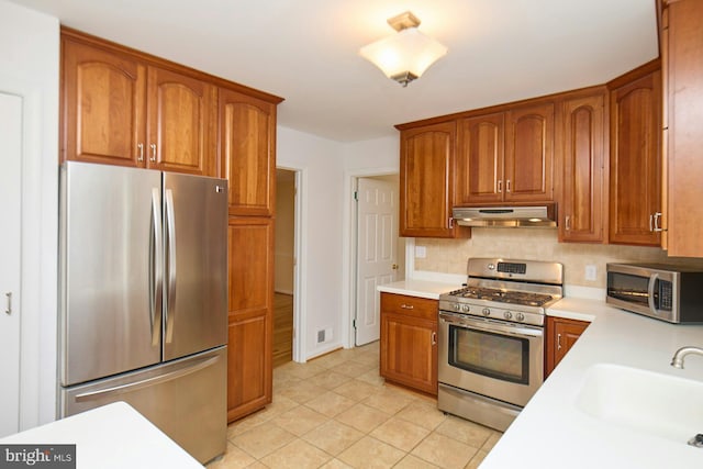 kitchen with sink, tasteful backsplash, and stainless steel appliances