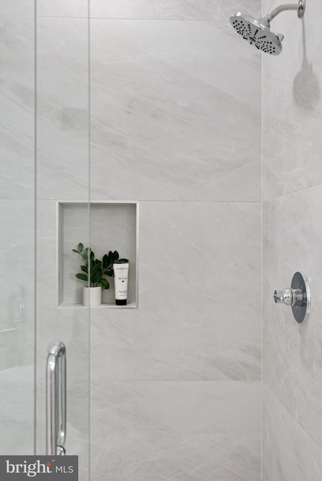 room details featuring a tile shower