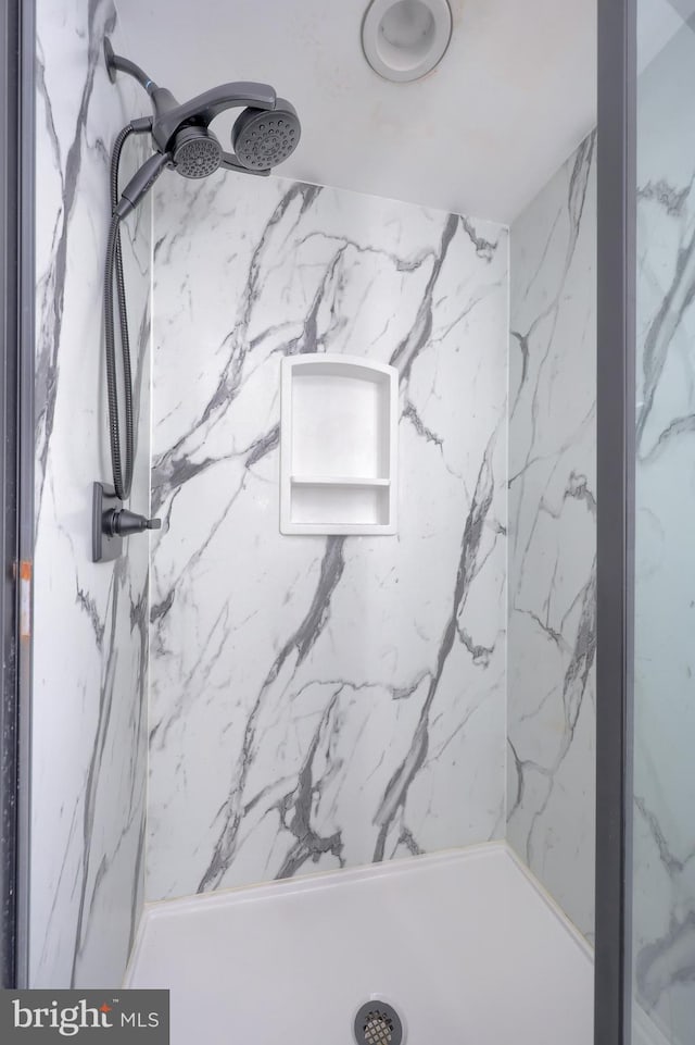 bathroom featuring a tile shower