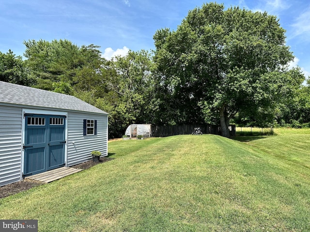 view of yard with a storage shed