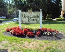 community / neighborhood sign featuring a yard