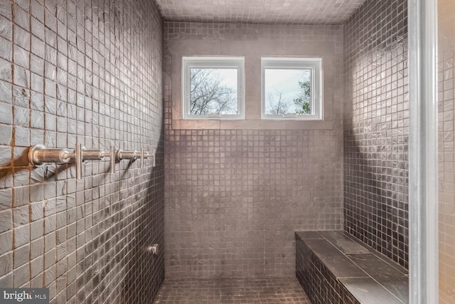 bathroom featuring a tile shower