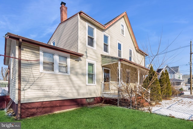 view of front of home with a front yard and covered porch