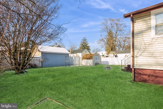 view of yard featuring a storage shed