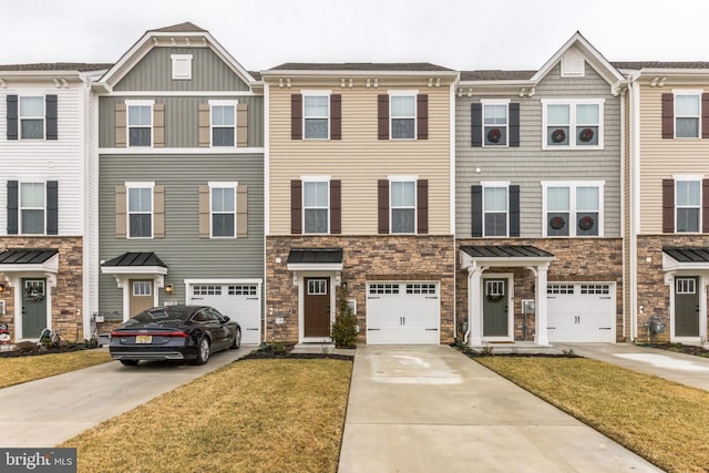 townhome / multi-family property featuring a front yard