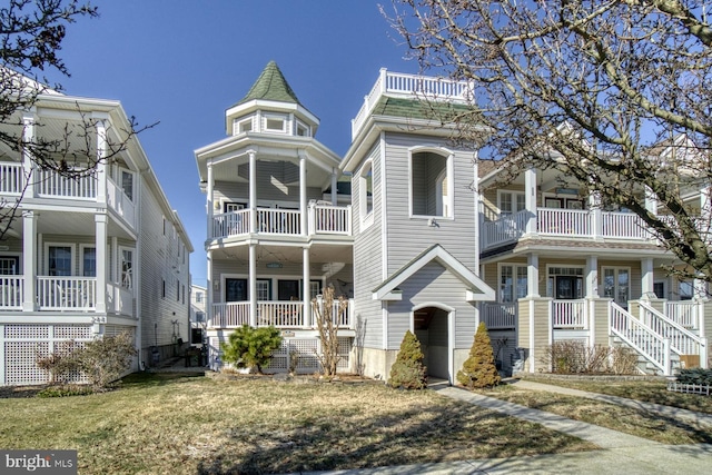 view of front facade featuring a front yard