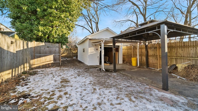 view of yard with an outbuilding