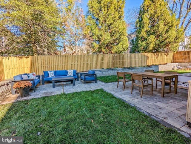 view of yard featuring an outdoor hangout area and a patio area