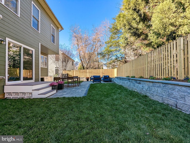 view of yard featuring an outdoor hangout area and a patio