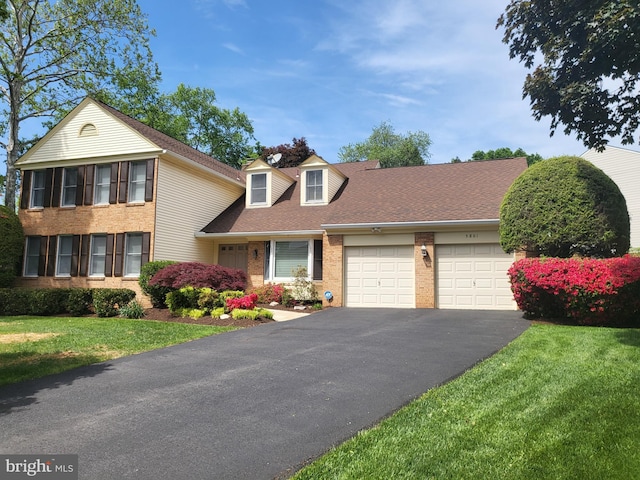 view of front facade featuring a garage and a front yard