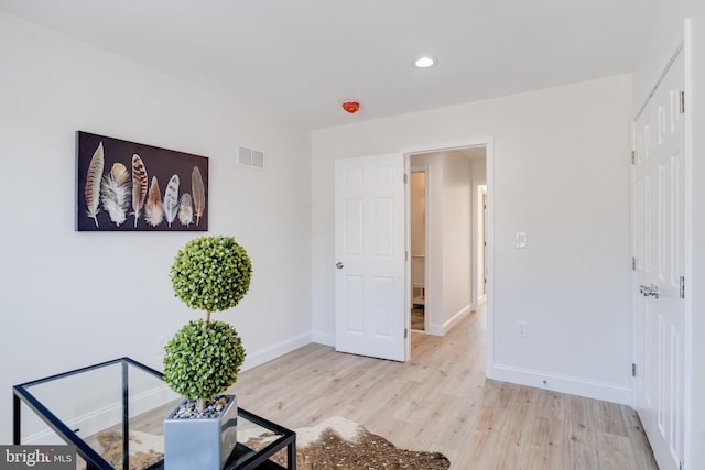 living area with light hardwood / wood-style flooring