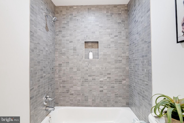 bathroom featuring tiled shower / bath combo