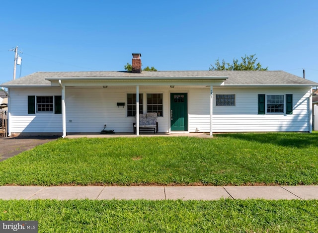 single story home with a front lawn