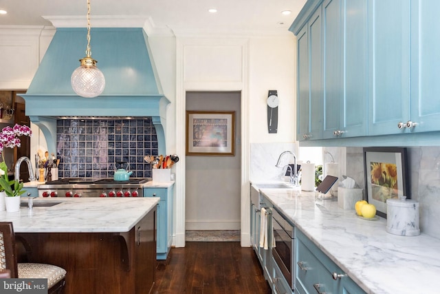 kitchen with blue cabinets, a sink, decorative backsplash, dark wood-style floors, and recessed lighting