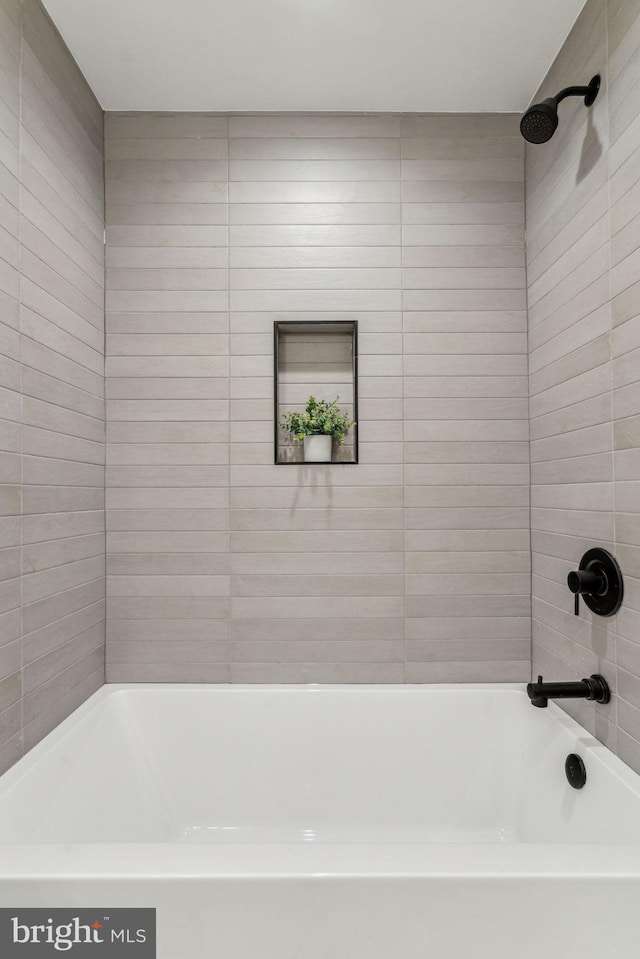 bathroom with tiled shower / bath