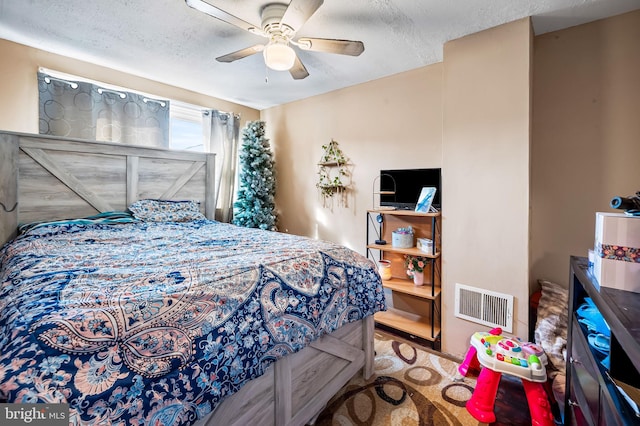 bedroom featuring ceiling fan and a textured ceiling