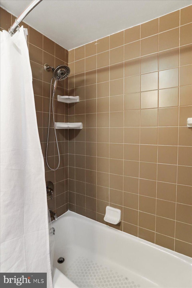 bathroom with shower / bath combo