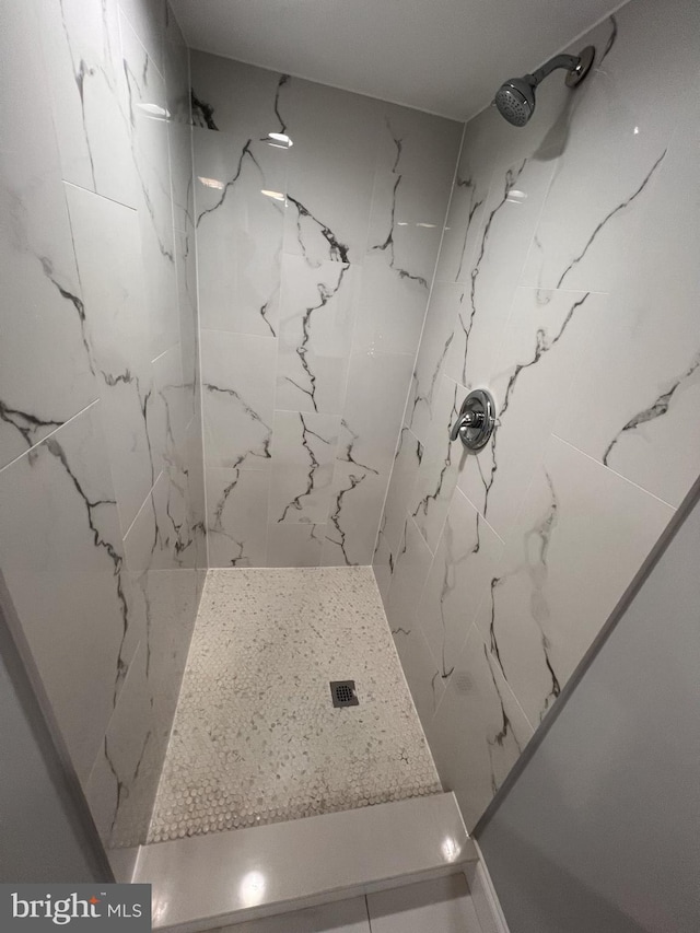 bathroom featuring a tile shower