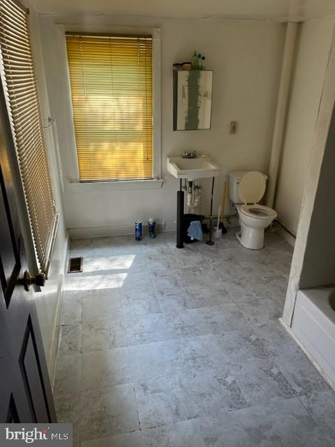 full bath featuring visible vents, a bathtub, and toilet