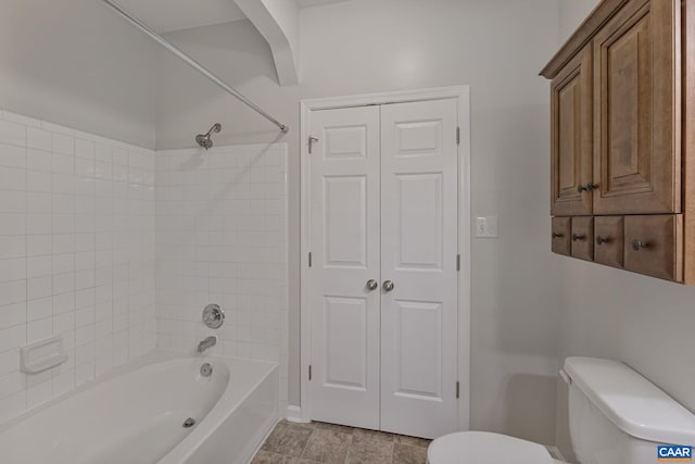 bathroom featuring toilet and shower / tub combination