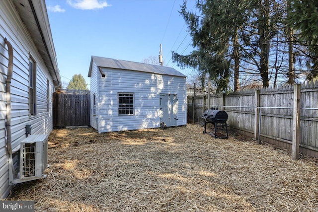 back of house featuring a shed