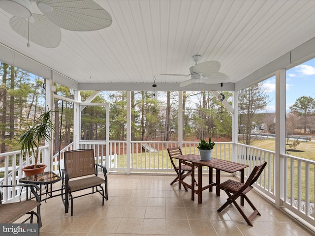 sunroom with ceiling fan