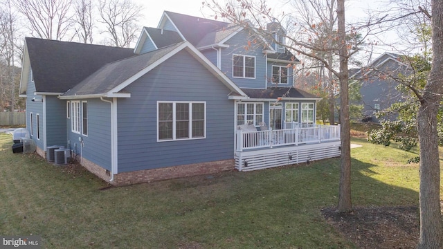 view of front of home featuring a wooden deck and a front lawn