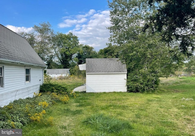 view of yard with a shed