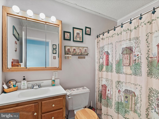 bathroom with toilet, a shower with shower curtain, a textured ceiling, ornamental molding, and vanity