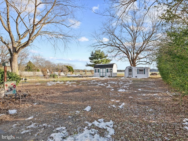 view of yard featuring a storage unit