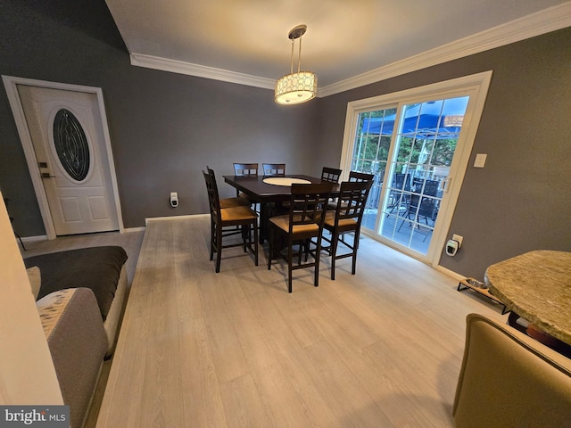 dining area featuring light hardwood / wood-style floors and crown molding