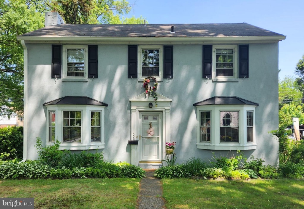 view of front facade with a front lawn