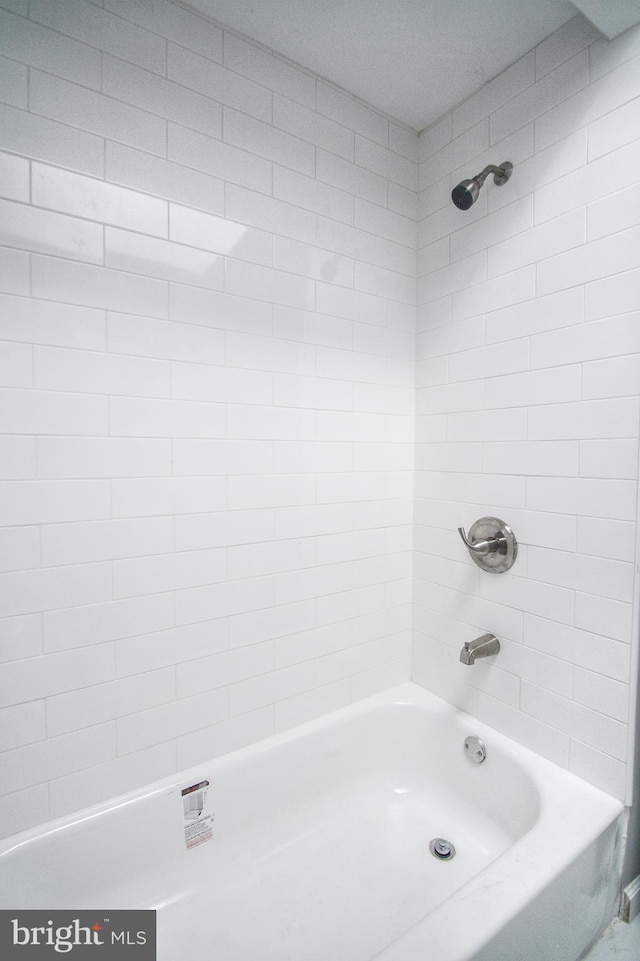 bathroom with tiled shower / bath