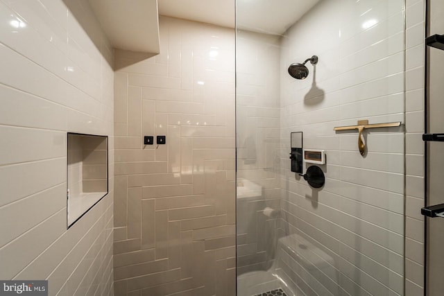 bathroom featuring a tile shower