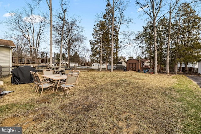 view of yard featuring a shed