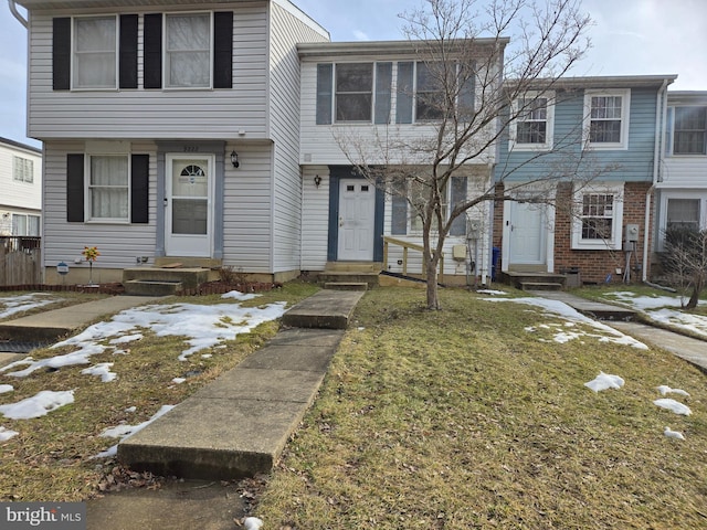 townhome / multi-family property with a front lawn