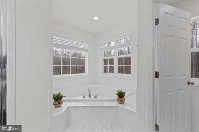 bathroom featuring tiled tub