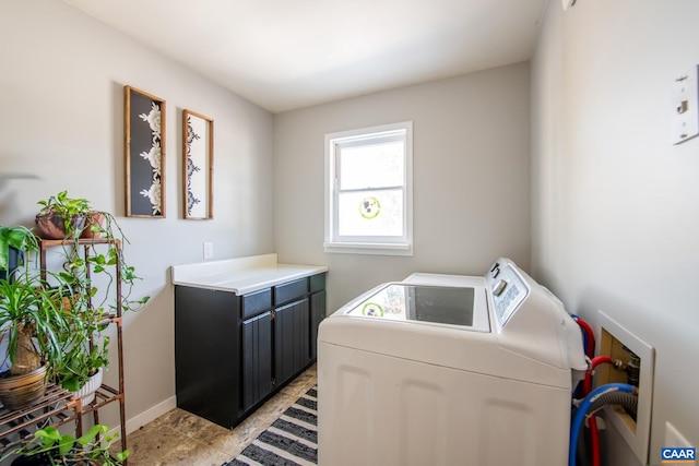 washroom featuring cabinets and washing machine and clothes dryer