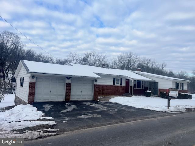 single story home featuring a garage