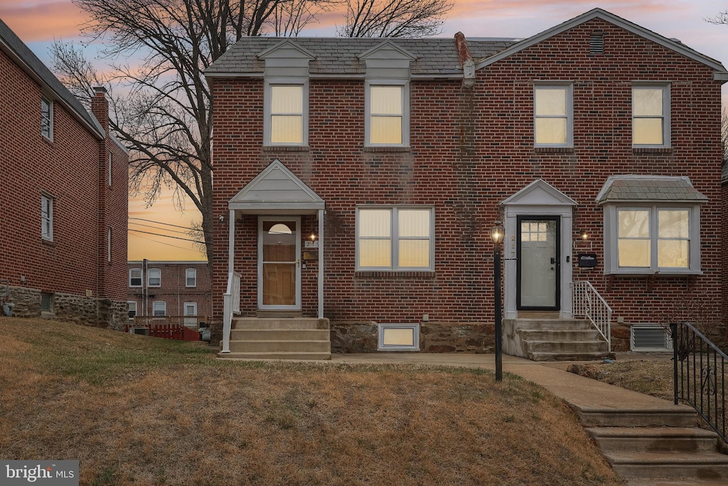 townhome / multi-family property featuring a yard