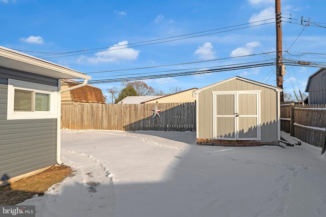 view of yard featuring a storage shed