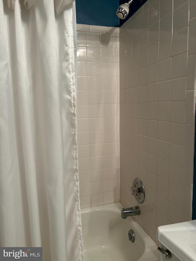 bathroom featuring shower / tub combo with curtain