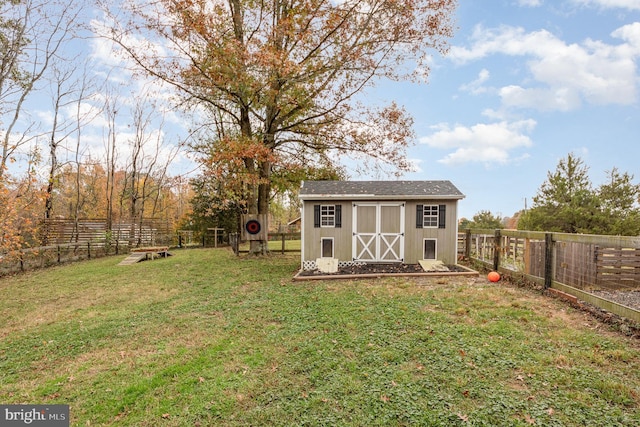 view of yard featuring a shed