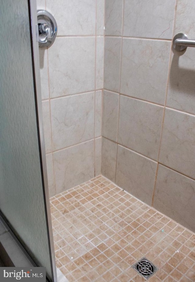 bathroom with a tile shower