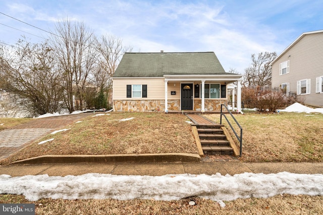 view of front of home featuring a front lawn and covered porch