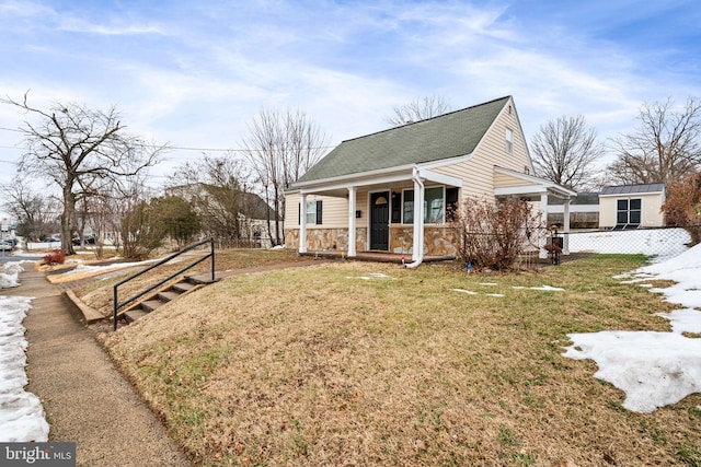 view of front of property featuring covered porch and a front lawn