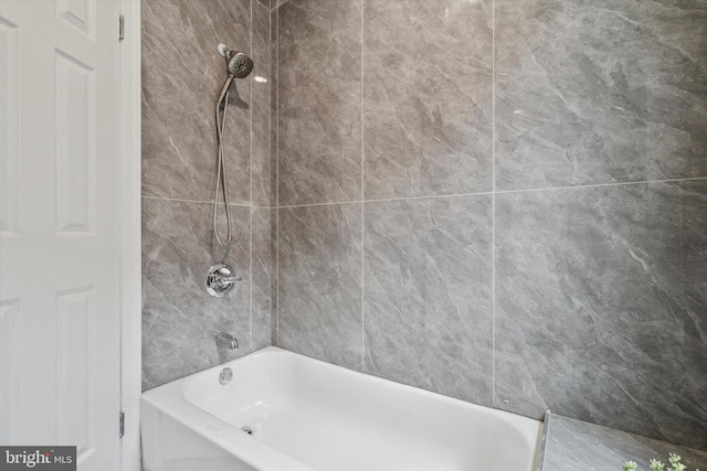 bathroom featuring tiled shower / bath